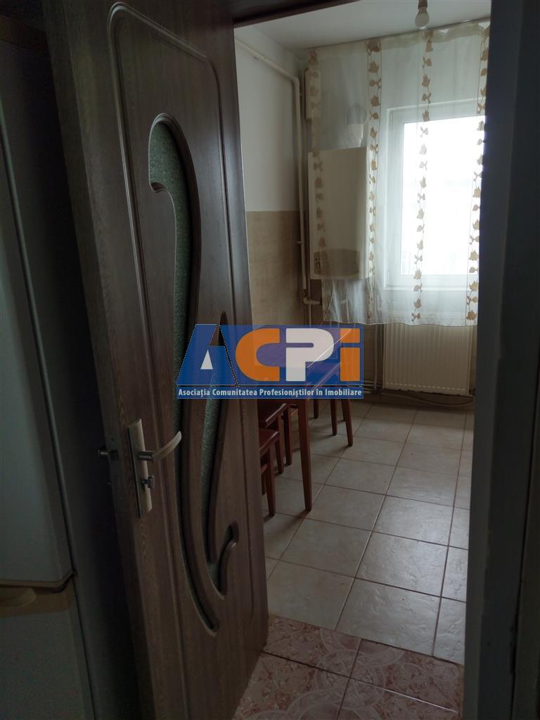 Inchiriez apartament cu 3 CAMERE  SUPER PRET  zona Milcov