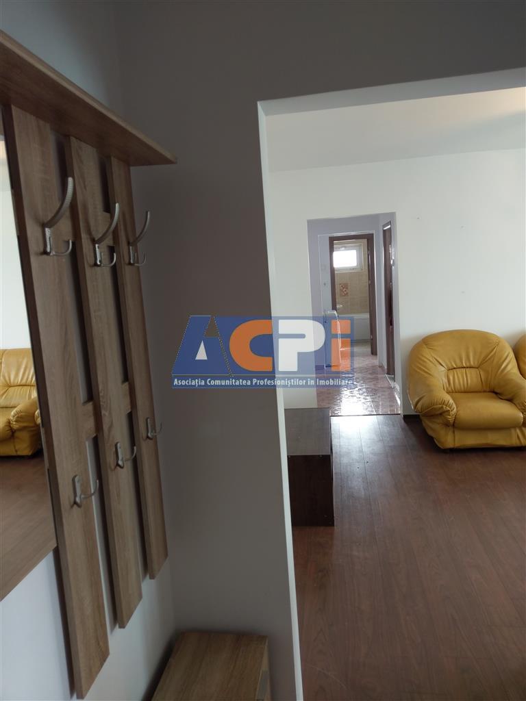 Inchiriez apartament cu 3 CAMERE  SUPER PRET  zona Milcov
