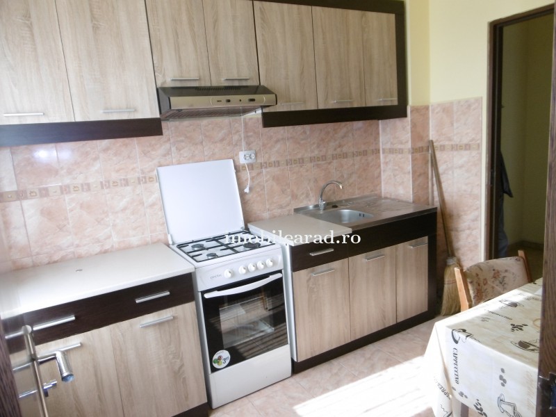 Apartament 3 camere semidecomandat central zona Ziridava
